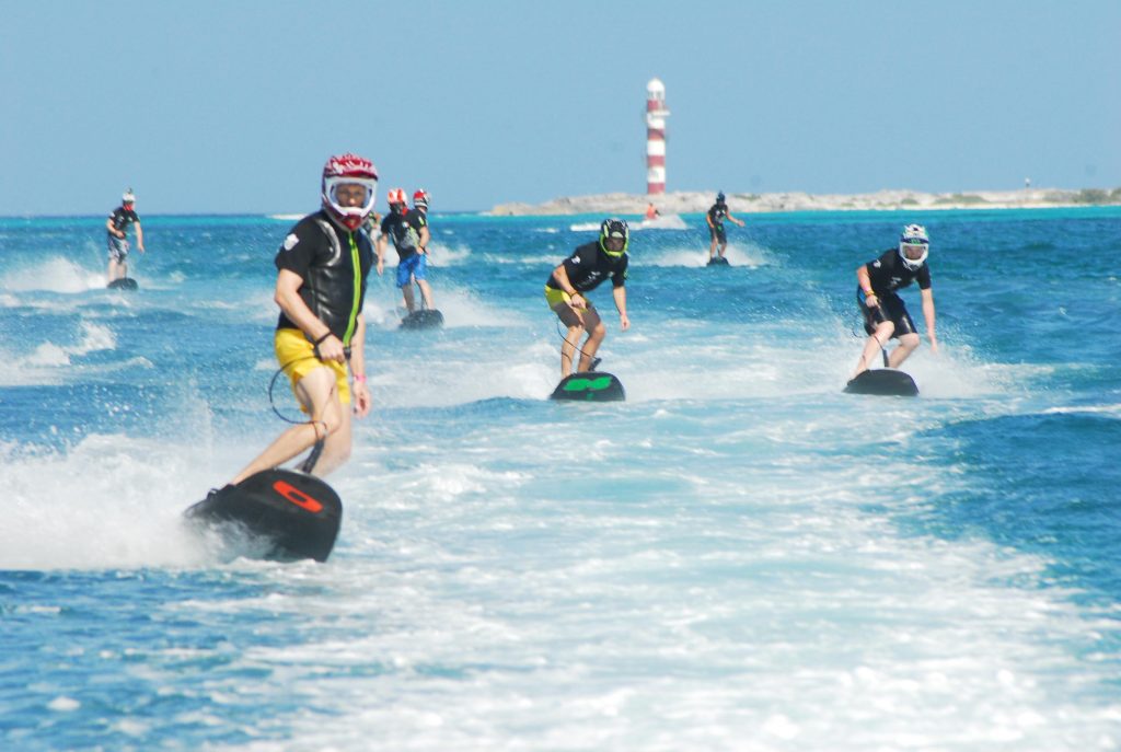Tout savoir sur le JetSurf, la planche de surf motorisée Bord à Bord