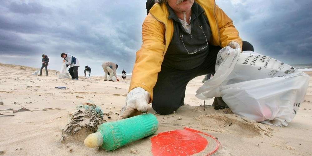 Ramasser les déchets sur la plage : écologie et économie